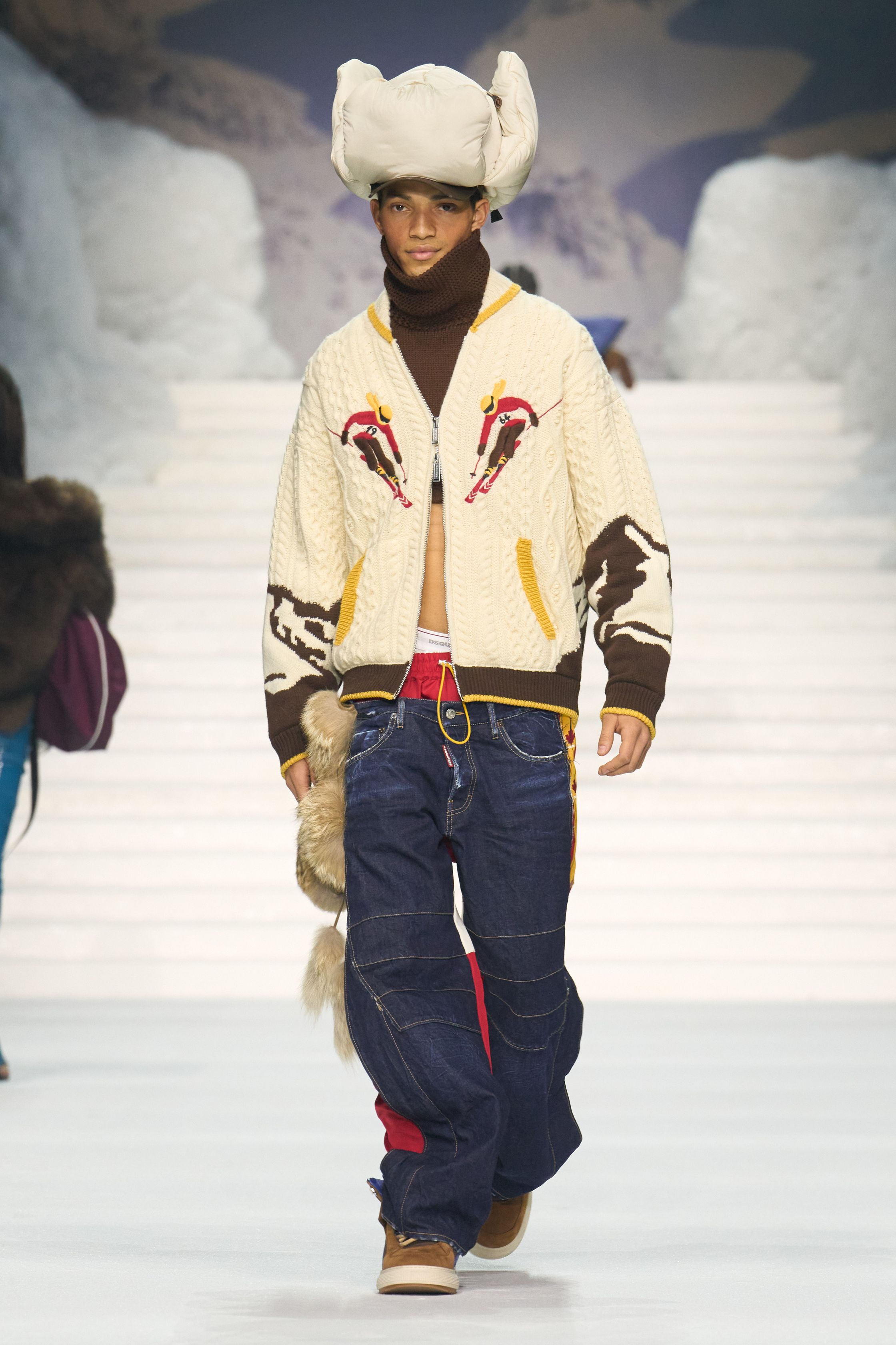 Dsquared2 2026秋冬以夸张的滑雪场景为背景，将加拿大户外精神、Y2K 性感与舞台化时装推至极致。羽绒、毛皮、紧身牛仔与夸张比例不断叠加，身体成为视觉焦点，性感、力量与炫耀被无限放大。这不是现实主义的衣橱，而是一场关于冒险、欲望与表演的时尚狂欢，张扬而直接，忠于品牌一贯的高能量叙事-顽石频道趋势研究